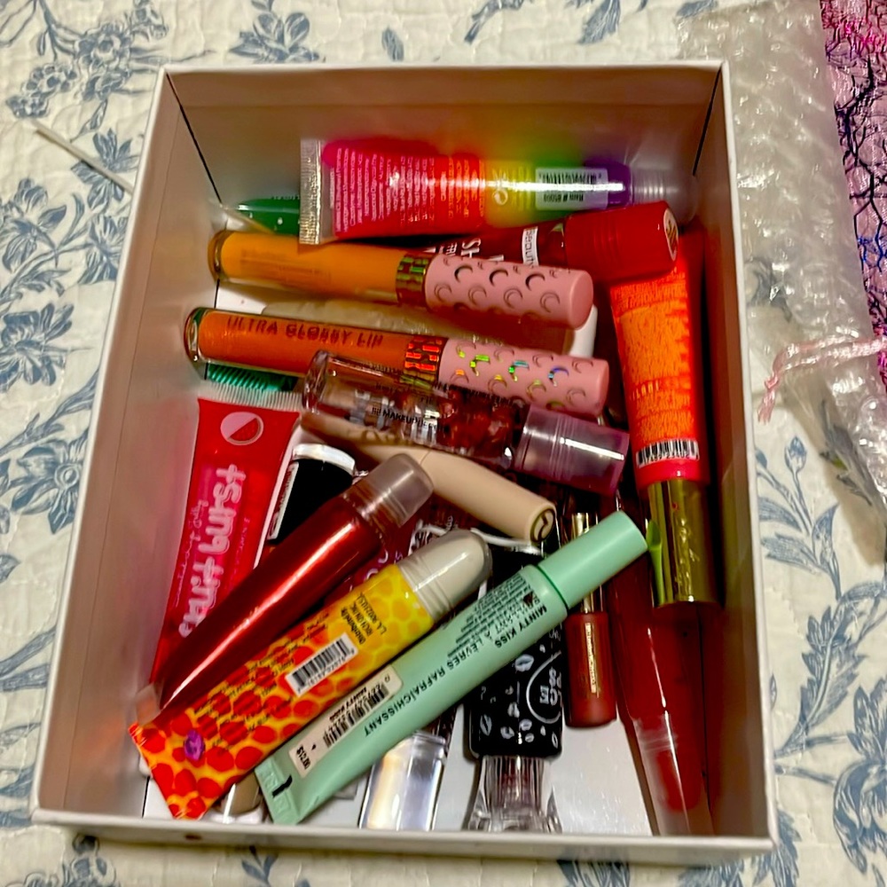 Box of new makeup and not used or open and in good condition!!